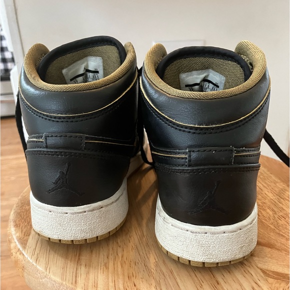 Vintage Air Jordan Retro 1 Black and gold.
Excellent condition  size 5 - Picture 2 of 10
